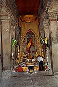 Angkor Wat temple, the crossing cloister. 